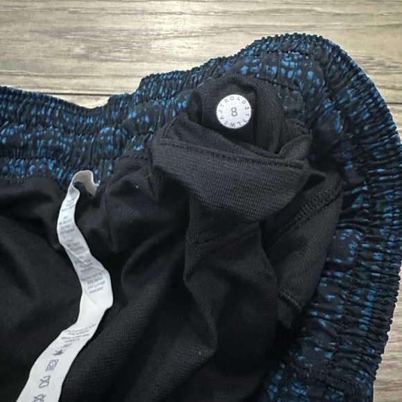 🍋 Lululemon Hotty Hot Short II 2.5" – Pulse Capri Blue/Black, Size 8  🍋 - Picture 8 of 10